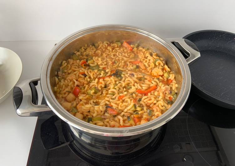 Fideuá con gambón, vieiras y calamares