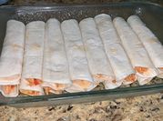 Una foto de burritos pollo y lechuga