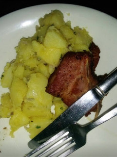 Una foto de Papas salteadas con chuleta