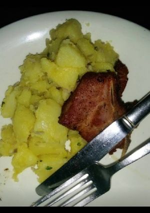 Una foto de Papas salteadas con chuleta