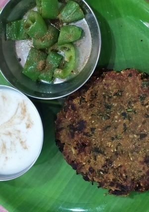 A picture of Methi leaves pearl millet flour Dhebra.