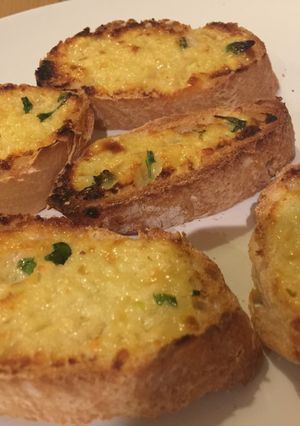 Una foto de Pan de ajo con leche condensada