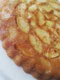 Gâteau pommes et cannelle sur un lit de caramel fleur de sel