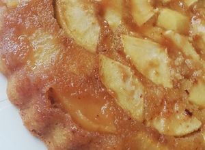 Une photo de Gâteau pommes et cannelle sur un lit de caramel fleur de sel