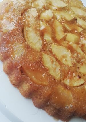 Une photo de Gâteau pommes et cannelle sur un lit de caramel fleur de sel