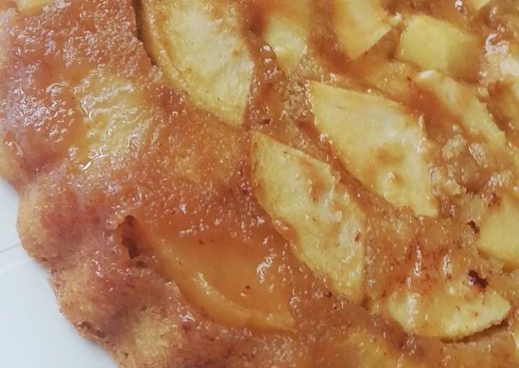 Recette de Préférée Gâteau pommes et cannelle sur un lit de caramel fleur de sel