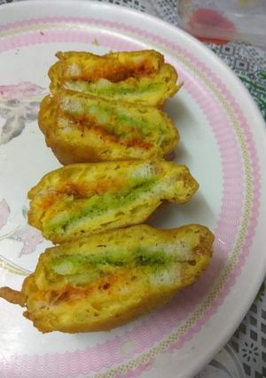 A picture of Bread pakoda.