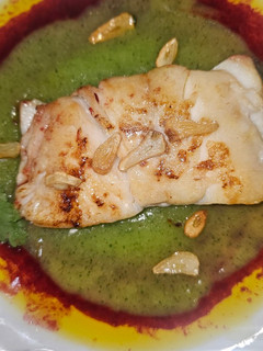 Una foto de Bacalao skrei en salsa de naranja sanguina y puré de calabacín