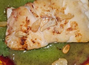 Una foto de Bacalao skrei en salsa de naranja sanguina y puré de calabacín