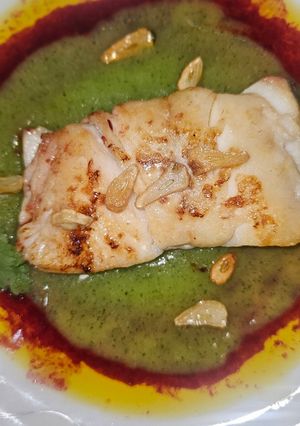 Una foto de Bacalao skrei en salsa de naranja sanguina y puré de calabacín