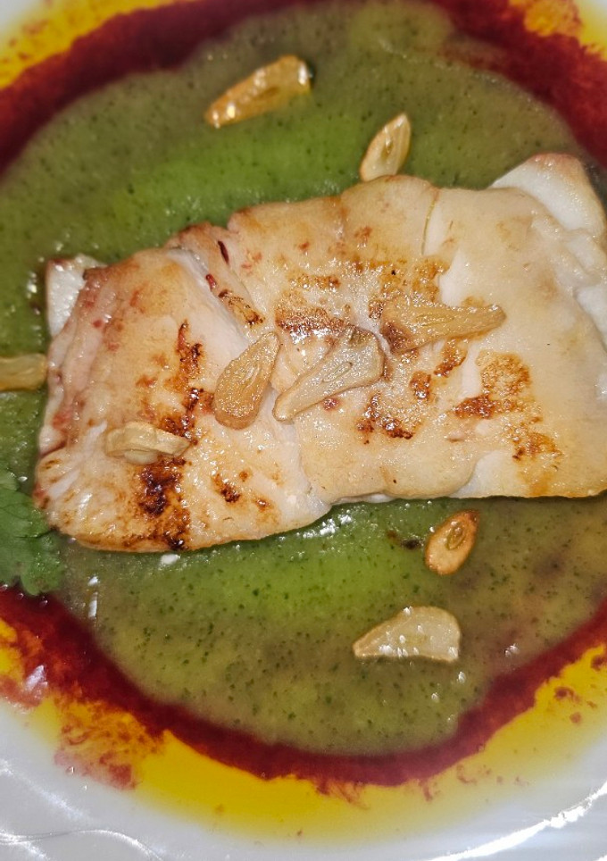Una foto de Bacalao skrei en salsa de naranja sanguina y puré de calabacín