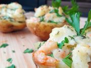 Una foto de patatas rellenas de marisco