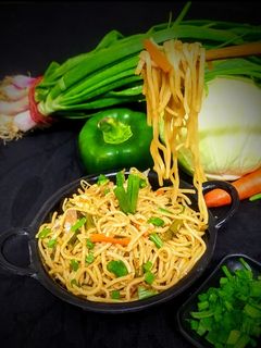 हक्का नूडल्स (hakka noodles recipe in Hindi) रेसिपी मुख्य फोटो