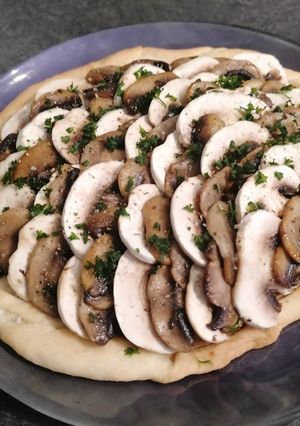 Une photo de Tarte aux champignons de Paris avec compotée d'oignons au café
