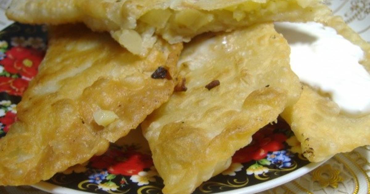 Чебуреки с картошкой. Чебуреки с картофелем и луком. Чебуреки из картошки. Татарские чебуреки с картошкой. Чебуреки с сырым картофелем.