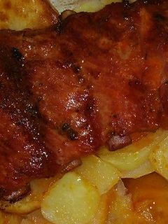 Una foto de Costillas adobadas de cerdo con patatas al horno😋😋