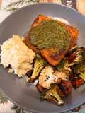 Filete de Salmón a la Parrilla con Vegetales Asados y Puré de Papas
