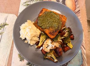 Una foto de Filete de Salmón a la Parrilla con Vegetales Asados y Puré de Papas