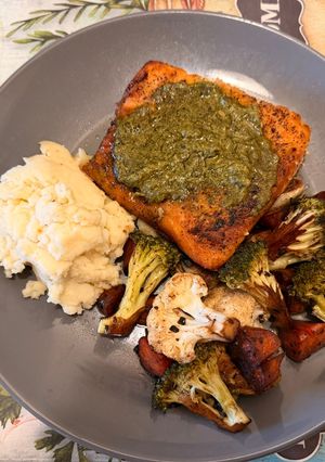Una foto de Filete de Salmón a la Parrilla con Vegetales Asados y Puré de Papas