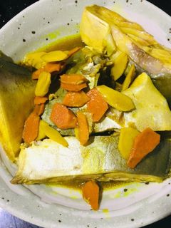 Hình của món Cá chim biển trắng luộc cạn với nghệ gừng.