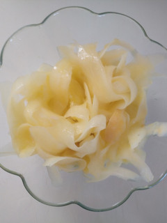 Una foto de Ensalada agridulce de pepino y patata
