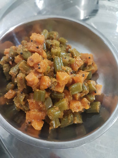 ગાજર નું શાક(Gajar shaak recipe in Gujarati) રેસીપી મુખ્ય ફોટો