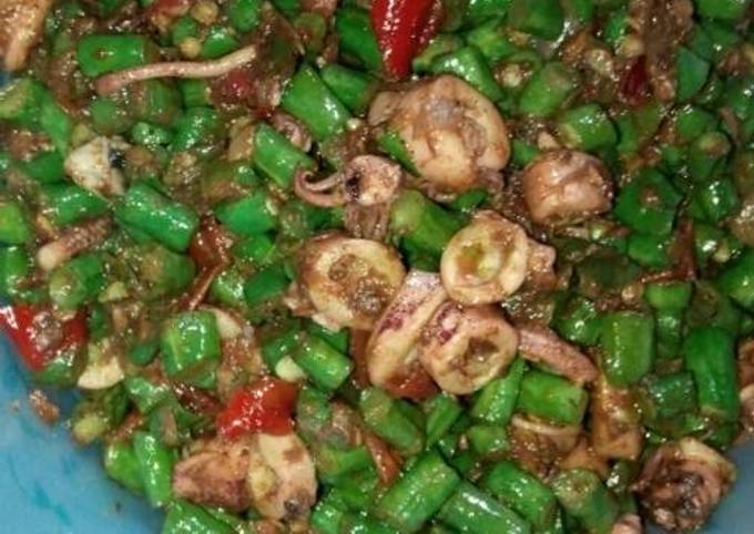 Resep Tumis cumi kacang panjang oleh dewi Cahyaningsih - Cookpad