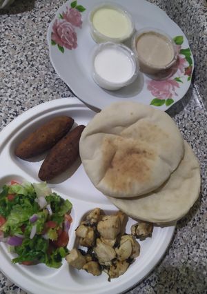 Una foto de Pan pita relleno con pollo al ajillo