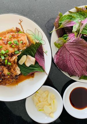 Hình của món Cá cờ sốt teriyaki cuộn tía tô và tỏi tươi.