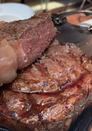 Una foto de Rib eye a la parrilla