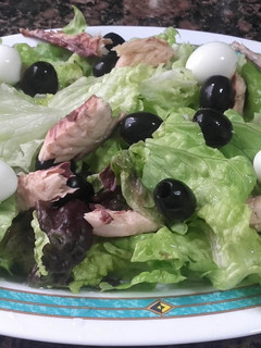Una foto de Ensalada de caballa, y huevos de codorniz