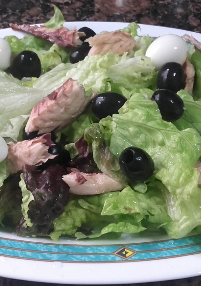 Una foto de Ensalada de caballa, y huevos de codorniz