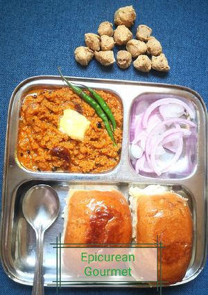 व्हेज खिमा पाव (veg kheema pav recipe in marathi) रेसिपी चे मुख्य फोटो 