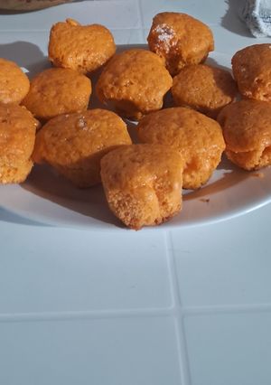 Una foto de Muffins anaranjado rellenos con coco