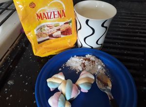 Una foto de Atole o leche con malvaviscos