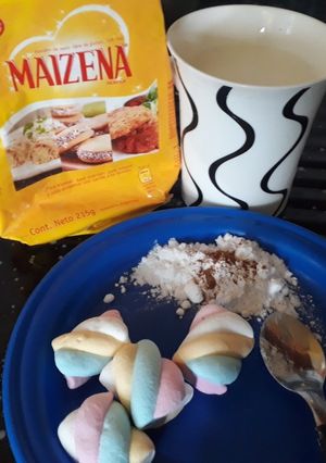 Una foto de Atole o leche con malvaviscos
