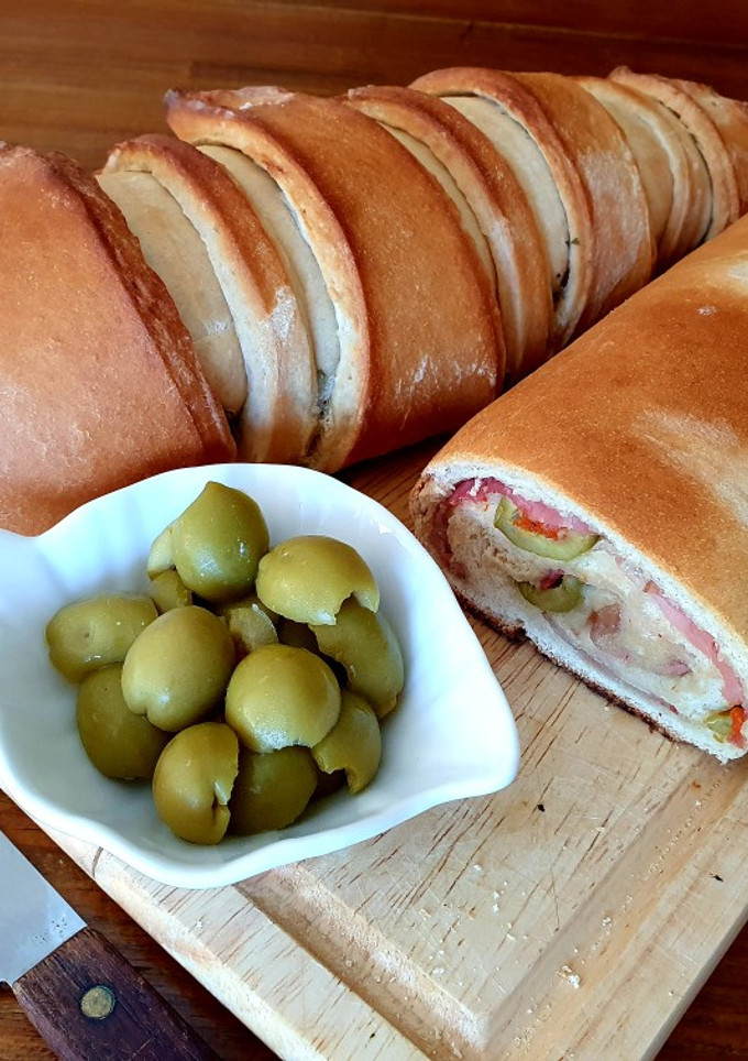 Una foto de Pan de jamón y aceitunas (receta típica venezolana) 🥖
