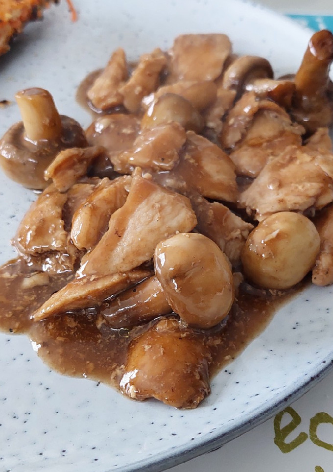 Una foto de Pollo con champiñones agridulce