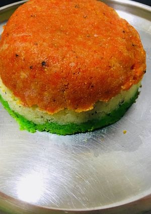 तिरंगा सूजी केक (Tiranga suji cake recipe in hindi) रेसिपी मुख्य फोटो