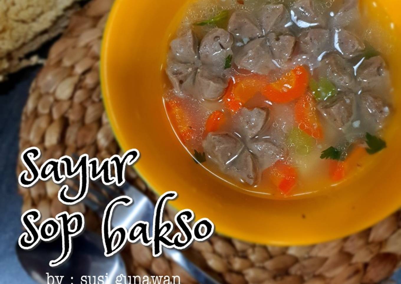 Sup sayuran dengan bola