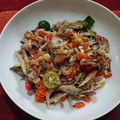 A picture of Tongkol sambal matah.