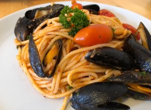 Hình của món Mì Ý vẹm sốt cà chua.