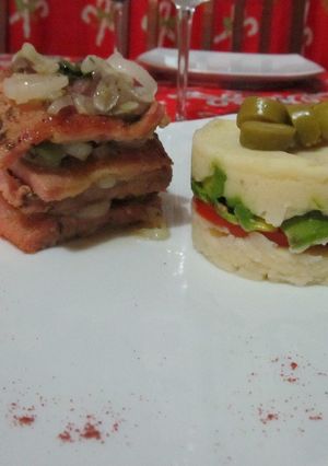 Una foto de Matambre encebollado y Causa de tomate y palta