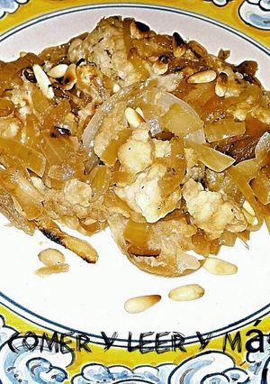 Foto principal de Bacalao con cebolla y piñones