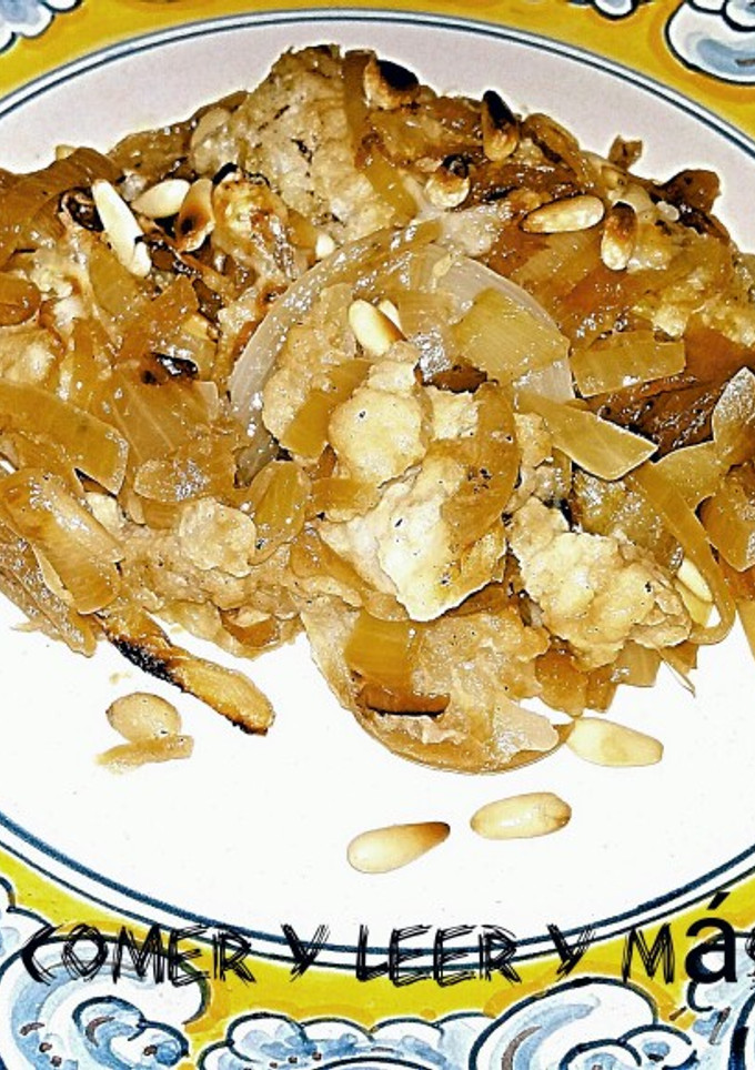 Una foto de Bacalao con cebolla y piñones
