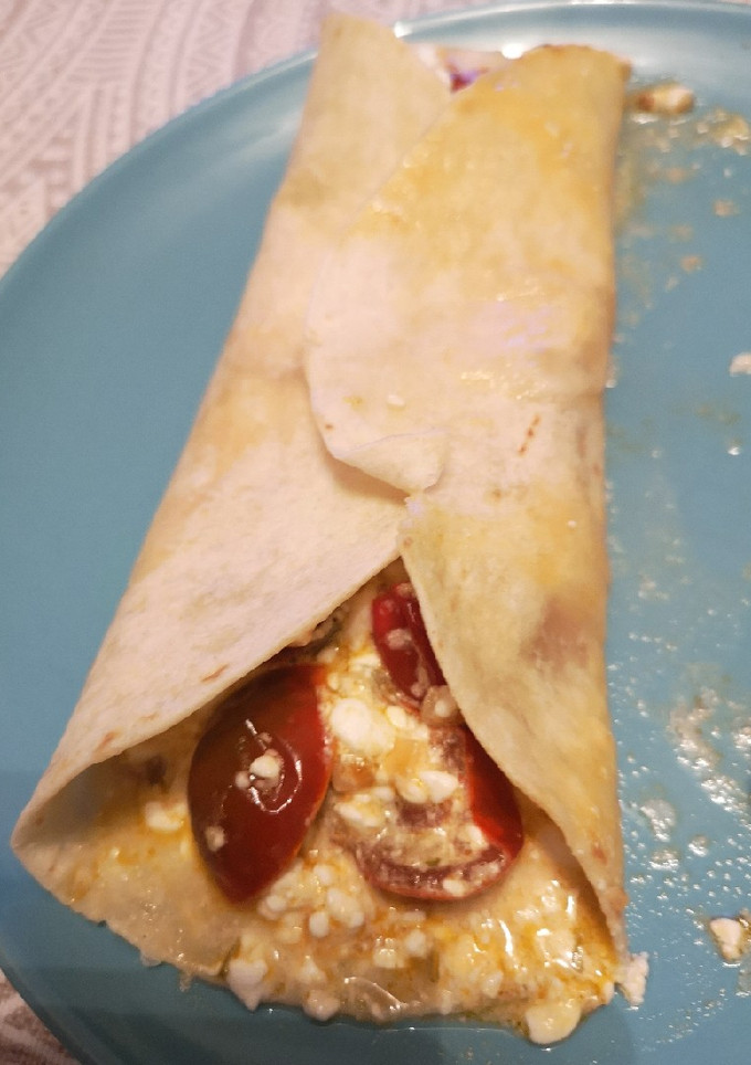 Una foto de Fajita de tomates provenzales y queso cottage