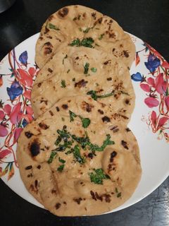 तंदुरी रोटी (Tandoori roti recipe in marathi) रेसिपी चे मुख्य फोटो 