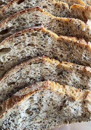 รูปของ Sourdough ขนมปังงาดำและงาม่อน🍞