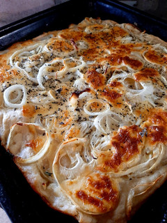 Una foto de Pizza casera con masa de leudado lento