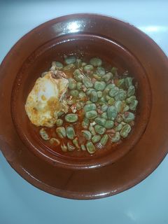 Una foto de Habitas con jamón y huevo